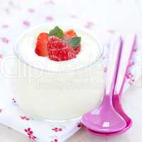 Quarkspeise mit Erdbeeren / fresh yogurt with strawberries