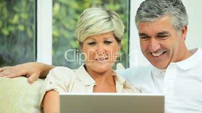 Ehepaar mit dem Laptop