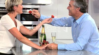 Ehepaar trinkt Sekt