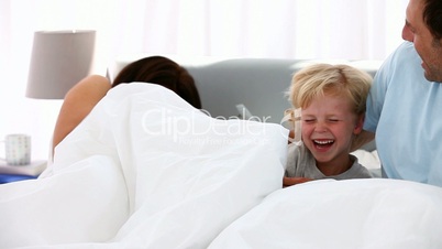 Familie im Bett