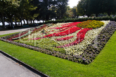 Uhrwerk und Allee mit Blumen,Lausanne,Genfer See