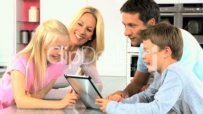 Familie mit dem Tablet