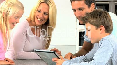 Familie mit dem Tablet