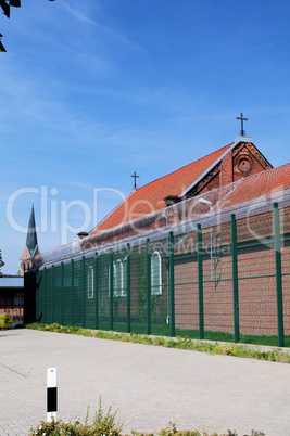 Gefängniskapelle hinter Gefängniszaun