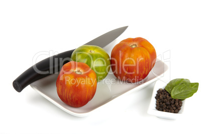 Schale mit frischen Bio Tomaten und Messer - Bowl of fresh organic tomatoes and knife