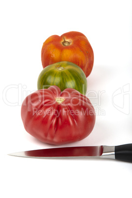 Drei große Bio-Tomaten mit einem Messer - Three large organic tomatoes with a knife