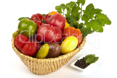 Korb mit frischen Bio Tomaten und Pfeffer - Basket of fresh organic tomatoes and pepper