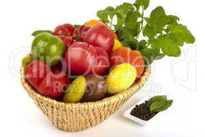 Korb mit frischen Bio Tomaten und Pfeffer - Basket of fresh organic tomatoes and pepper