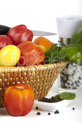 Korb mit frischen Bio Tomaten - Basket of fresh organic tomatoes