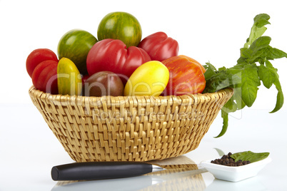 Korb mit frischen Bio Tomaten - Basket of fresh organic tomatoes