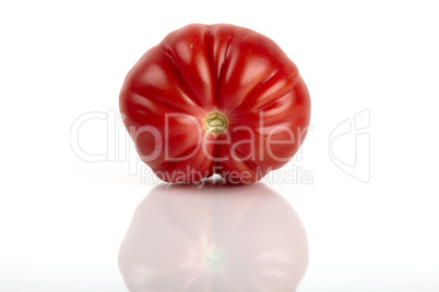 Große Tomate Ochsenherz auf Glasplatte gespiegelt - Large tomato beef heart on plate glass mirror