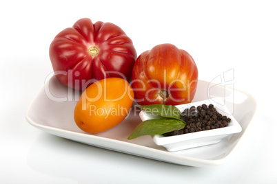 Drei große Bio-Tomaten in Schale - Three large organic tomatoes in bowl