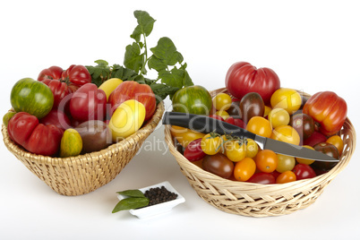 Zwei Körbe mit frischen Bio Tomaten - Two baskets of fresh organic tomatoes