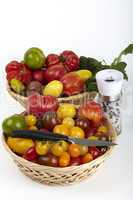Zwei Körbe mit frischen Bio Tomaten - Two baskets of fresh organic tomatoes