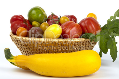 Korb mit Bio-Tomaten und gelben Zucchinis - Basket of organic tomatoes and yellow zucchinis