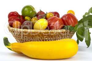Korb mit Bio-Tomaten und gelben Zucchinis - Basket of organic tomatoes and yellow zucchinis