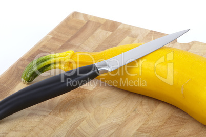 Gelbe Zucchini auf Bambus Schneidebrett - Yellow zucchini on bamboo cutting board