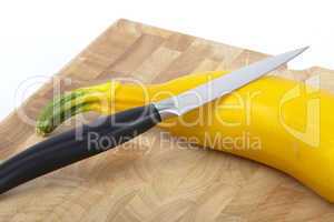 Gelbe Zucchini auf Bambus Schneidebrett - Yellow zucchini on bamboo cutting board