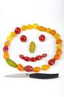 Smiley Gesicht aus kleinen Biotomaten gelegt - Smiley face set of small organic tomatoes