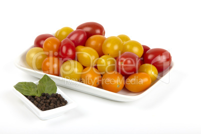Schale mit fischen Bio Tomaten und Pfefferkörnern. Bowl of fresh organic tomatoes and peppercorns.