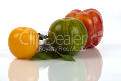 Drei verschiedene Bio-Tomaten als Nahaufnahme - Three different organic tomatoes as close up