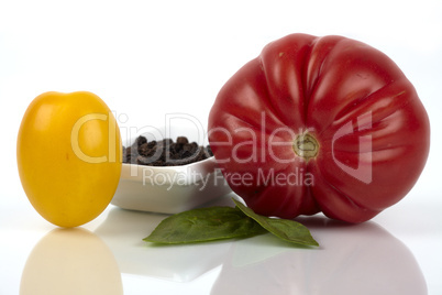 Zwei Bio-Tomaten als Nahaufnahme. Two organic tomatoes as close up.