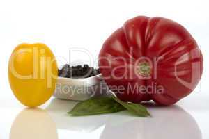 Zwei Bio-Tomaten als Nahaufnahme. Two organic tomatoes as close up.