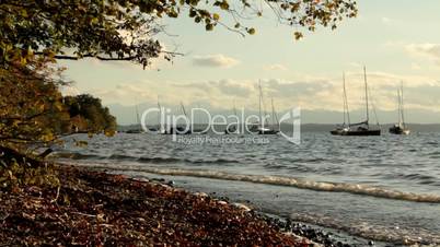 Starnberger See: Segelboote vor Alpen, Herbststimmung