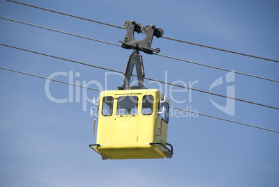 gelbe gondel einer seilbahn