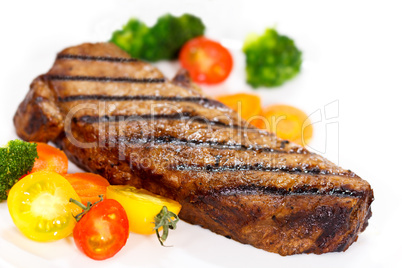 Rumpsteak mit grünem Brokkoli,Karotten,Tomaten,freisteller