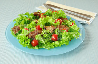 Green salad with chicken liver