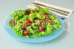 Green salad with chicken liver