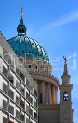 Nikolaikirche Potsdam im Vordergrund modernes Wohnhaus