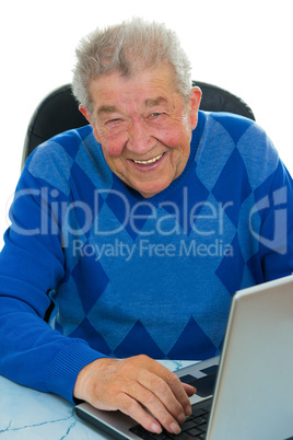 Senior bedient mit freude seinen Laptop