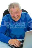 Senior bedient mit freude seinen Laptop