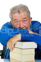 Senior ruht sich auf einem Bücherstapel aus