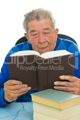 Senior liest ein Buch
