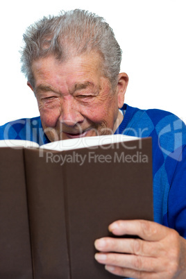 Senior hat Freude beim Lesen eines Buches