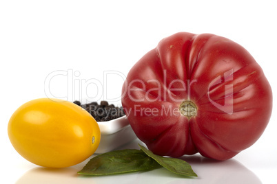 Zwei Biotomaten mit Pfefferkörner in Schale - Two different organic tomatoes than close up