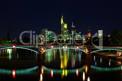 Skyline zur blaue Stunde zur Nacht in Frankfurt am Main
