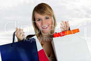 Junge Frau mit Einkaufstüten