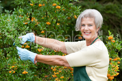 Seniorin bei der Gartenarbeit