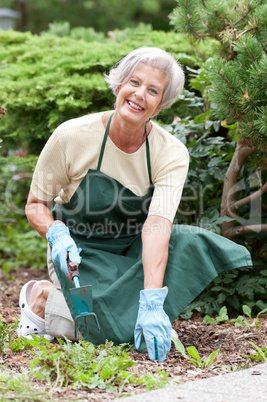 aktive Seniorin bei der Gartenarbeit