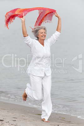 Aktive Seniorin am Strand