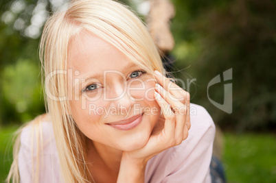 Junge Frau im Park