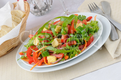 Vegetable salad with grilled cheese