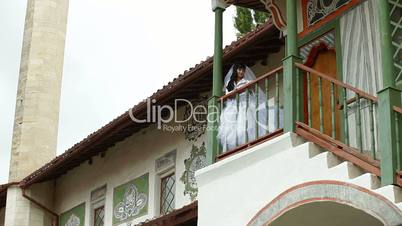newlyweds on the steps of  mosque