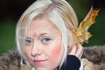 Portrait einer Frau im herbstlichen Park