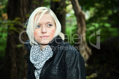 Portrait einer Frau im herbstlichen Park