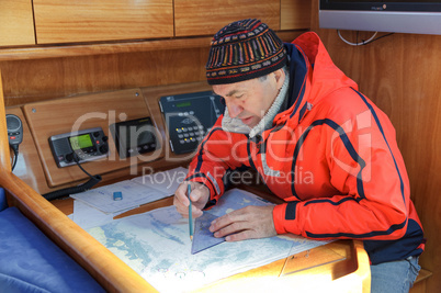 Skipper am Kartentisch